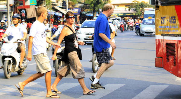 cross-street-travel-tip-vietnam 