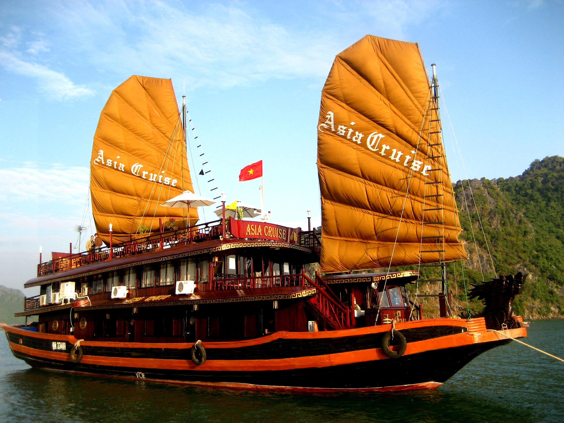 Asia_cruise_in_Halong_bay_Vietnam